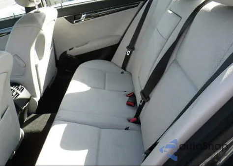 2009 Mercedes-Benz C350 z USA, uszkodzony, nr VIN WDDGF56X99R062719